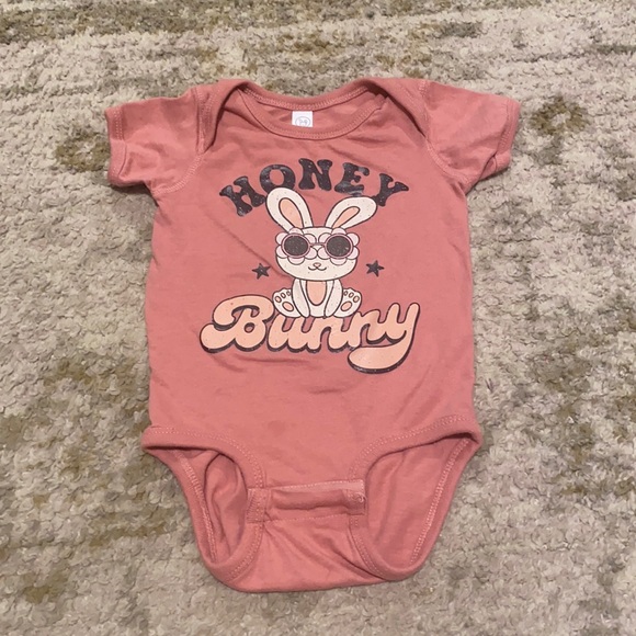 Olive Loves Apple Dark Mauve Easter Honey Bunny Bodysuit Onsie 12M - Picture 1 of 4